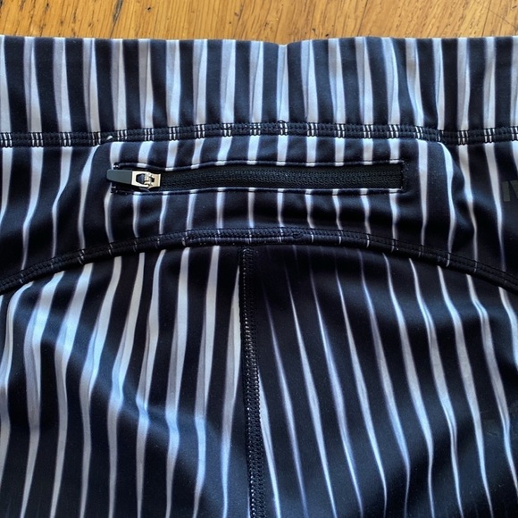 Ivy Park Kaleidostripe Printed Mid Rise Capri Leggings 3/4 size Small - Picture 10 of 13